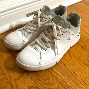 On Roger White and Teal women’s size 10